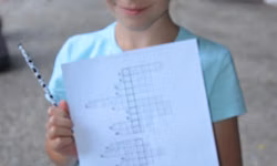 Klaudika ako prvá vylúštila úvodnú tajničku. Uhádnutá odpoveď bola nápoveďou na to, kto bude náš táborový vedúci. Ktorý animátor miluje hranolky?