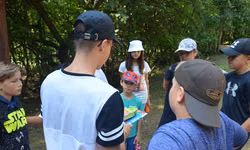 Pri triedení sme mali za úlohu utekať, tak sa nám dostali niektoré smeti do nesprávneho koša. Nevadí! Všetko sme si vysvetlili a nabudúce to dáme na jedničku.