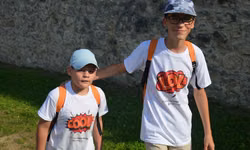 Navzájom si pomáhame. Keď náhodou vidíme, že niekto nevládze, sme okamžite pripravení mu pomôcť.