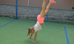 Tento rok v tábore nechýbajú gymnastické talenty. Adelka dokáže okrem stojky robiť aj šnúru.