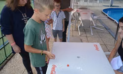 Musíme hodiť väčšie číslo ako naša animátorka Redy. Dúfame, že hodíme šestku.