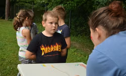 Podarí sa nám potiahnuť kľúčik skôr ako našej animátorke Heni? Dôležité je po celý čas dodržiavať očný kontakt.