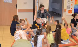 U nás v tábore platí jedno z najdôležitejších pravidiel. Keď je ruka hore, ústa sú zatvorené.