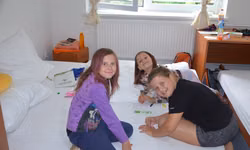 Dievčatá sa tešia, lebo si zarobili zatiaľ dosť peňazí na to, aby si aj oni mohli ísť vychutnať nejakú masáž, prípadne tetovanie.