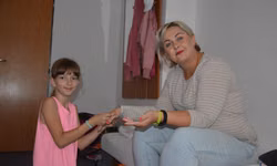 Naša zdravotníčka Veronika si zaplatila masáž rúk u Veroniky z izby 304.