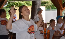 Vaneska miluje tanec. Tento program si preto veľmi užíva.