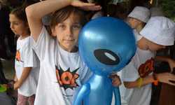 Zaskákať na koncert si prišla aj Chiarka s Braňom. Ukazuje nám, že je od neho trošku vyššia.