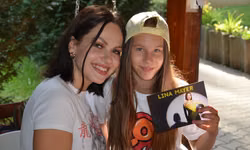 Lenka si nechala podpísať podpis kartu aj pre súrodencov.