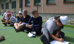 Musíme si potichu posunúť čo najviac správ tak, aby to členovia druhého tímu nepočuli.