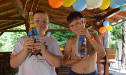 Narodeniny v tábore sú naozaj super vec. Dostali sme naše vlastné šampanské.