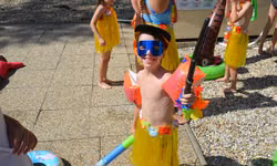 Miško sa prezliekol za hawaiského kúzelníka. Vyčaruje vám, čo budete potrebovať.