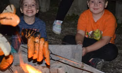 Miško a Danko si chcú opiecť aj chlebík. Hovoria, že je to super, lebo je to ako hrianka.