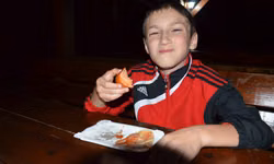 Maťkovi chutilo tak, že si šiel opiecť špekačku dokonca trikrát.