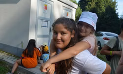 Romča a Adelka si pomáhajú a povzbudzujú sa.