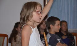 Základné pravidlo znie: Keď je ruka hore, ústa sú zatvorené.