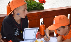 Máme naše vlastné táborové denníky. Tam si zapisujeme, čo nás počas dňa zaujalo, čo sa nám páčilo a rovnako aj to, čo sme sa v daný deň naučili.