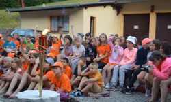 Pozorne počúvame, lebo cez večerný program nás naši animátori hodnotia. Tí najšikovnejší sú patrične hodnotení rôznymi diamantami.