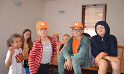 Ohnivé slniečka usilovne hádajú, ktorá pesnička patrí ku ktorej rozprávke.