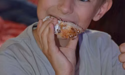 Lukáško si vychutnáva trdelník od uja Mila.