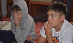 Mirko a Matúš pozorne sledujú kino.