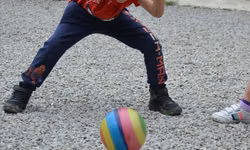 Základne pravidlo je, že tento futbal sa hrá len rukami.