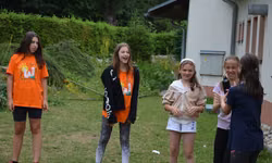 Práve hráme hru Bomba. Musíme si dávať pozor, keď animátor povie slovo Bum.