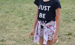 Karin sa pomocou žmurkania snaží uloviť nejakého kečupáka.