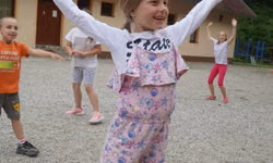 Povinnou výbavou každého táborníka je jednoznačne tlieskajúca ruka.