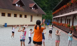 Naša animátorka Nely nás naučí všetko, čo dokáže. Po tábore budeme vedieť mnoho nových choreografií.