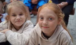 Sofi s Aničkou sú spolubývajúce, máju postele vedľa seba.