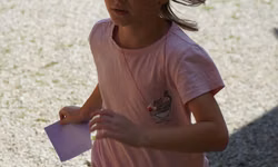 Sofi uteká na ďalšie stanovisko.
