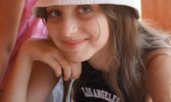 Sofi si vyrába prívesok na kľúče