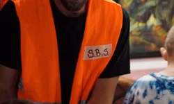 Na každej dobrej diskotéke musí pri vstupe stáť pán SBS-kár.