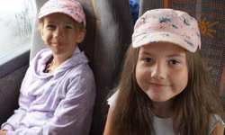 Anička s Lenkou počas cesty autobusom krásne spievali.