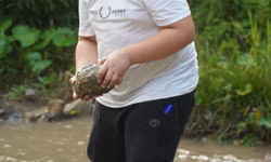 Nathan pracuje na stavbe vodnej hrádze.