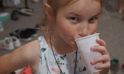 Sofi vyskúšala všetky limonády z baru.