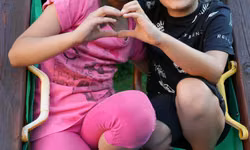 Nelka a Domča sa už stihli v tábore skamarátiť.