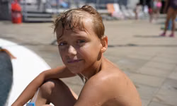 Patrik bol päťkrát na šmýkačke a stále nemá dosť.