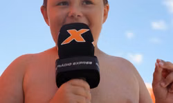 Adam už pripravuje materiály do vysielania.