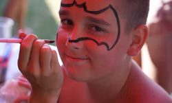 Tomáš si dal namaľovať masku svojho obľúbeného hrdinu.