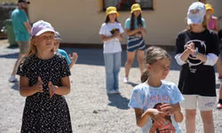 Spoločné zahriatie pred tanečným workshopom.