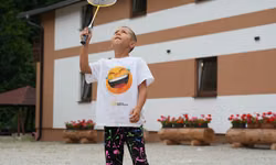 Max si rád zahrá bedminton.