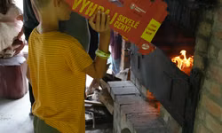 Treba trošku prihodiť, nech nám oheň vydrží.
