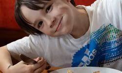 Adam si palacinky nemôže vynachváliť.