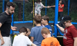 Čakačka na skákanie na trampolíne.