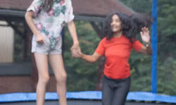 Baby sa do konca tábora chcú naučiť salto na trampolíne.