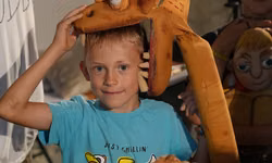 Ešte pár fotiek s hlavnými postavami príbehu.